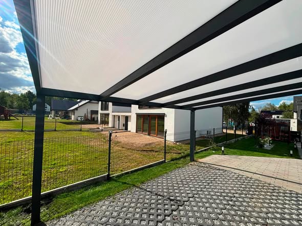 Wiata aluminiowa na samochód na podjeździe z kostki geokraty LOTA Outdoor Systems zdjęcie 1