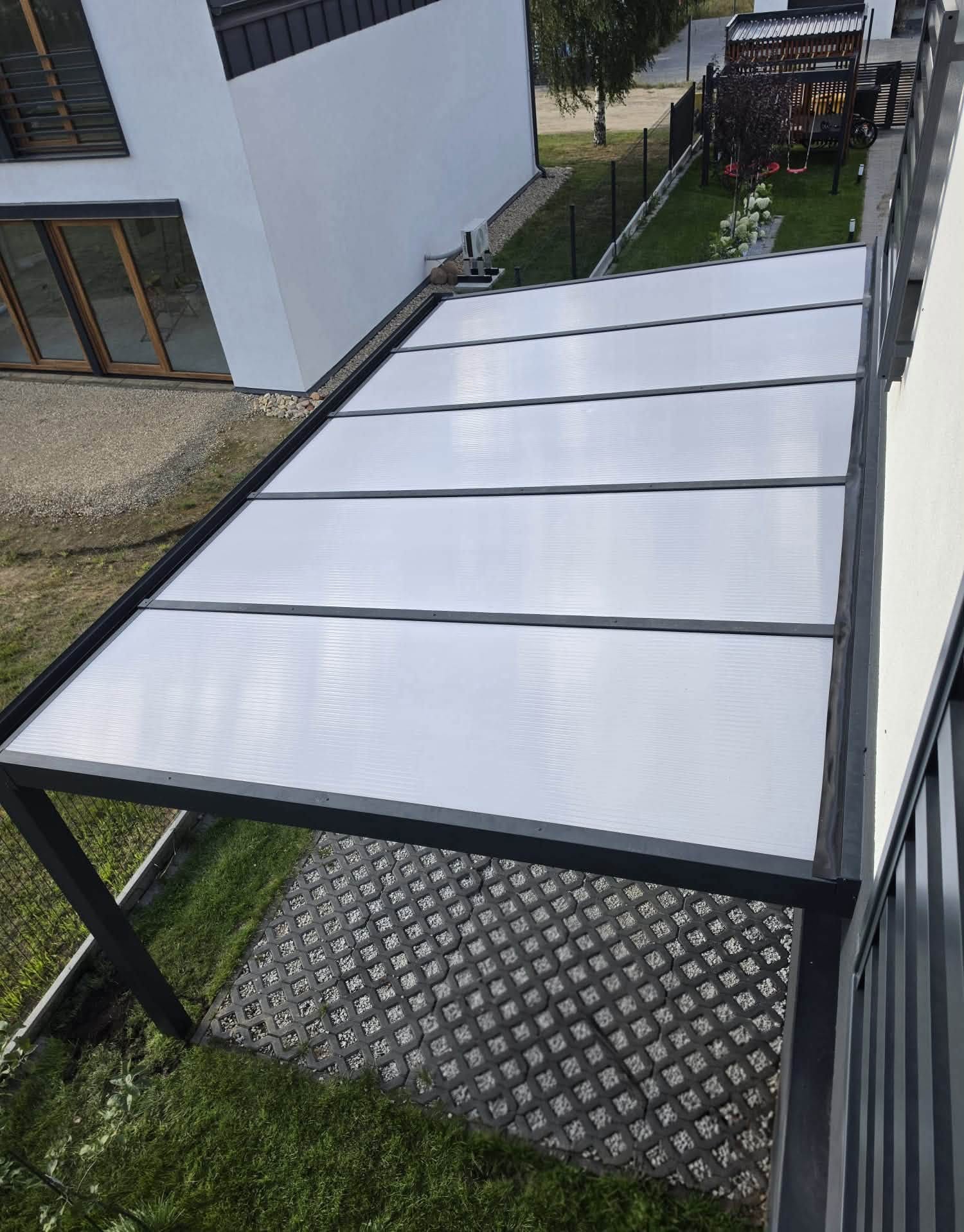 Wiata aluminiowa na samochód na podjeździe z kostki geokraty LOTA Outdoor Systems zdjęcie 2