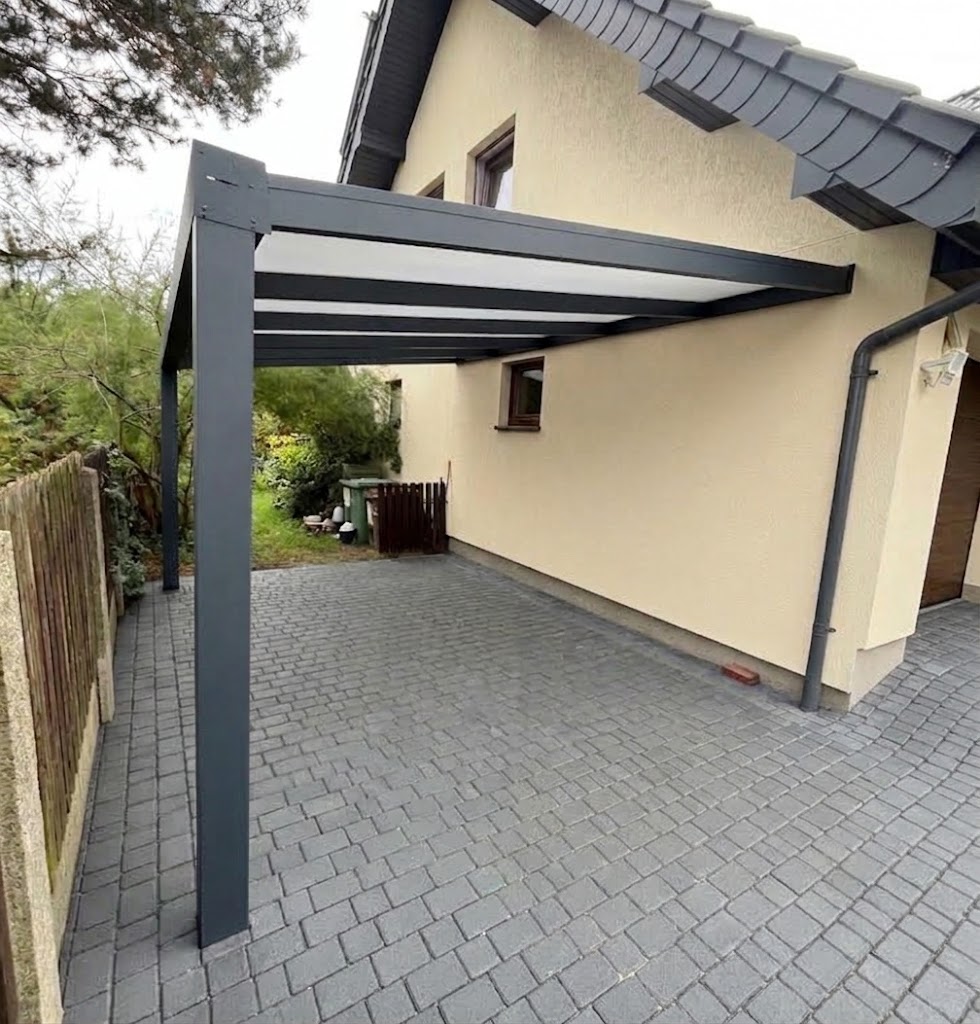 Wiata parkingowa na brukowanym podjeździe LOTA Outdoor Systems zdjęcie 2
